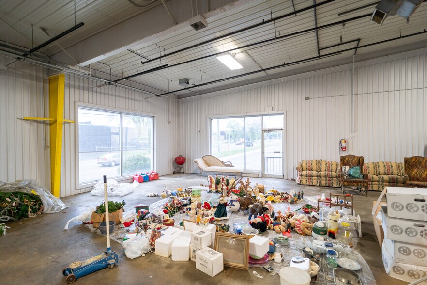 More Photos Of 1304 Valleyhigh Dr NW, Rochester Showroom For Sale