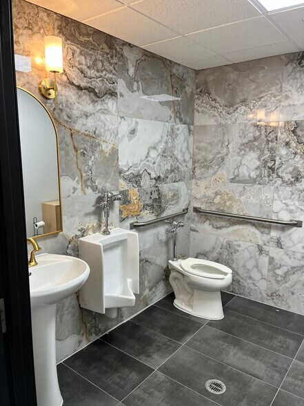 More Photos Of 1955 W Hamlin Rd, Rochester Hills Office Residential For Lease