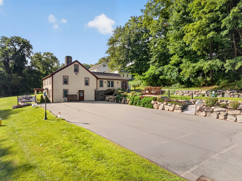 More Photos Of 1721 Saybrook Rd, Haddam Veterinarian Kennel For Sale