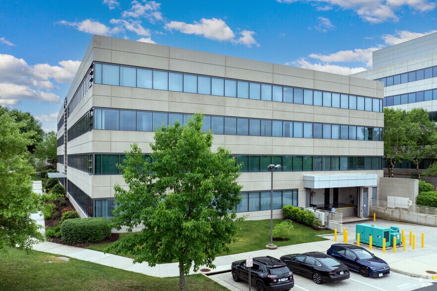 More Photos Of 15040 Conference Center Dr, Chantilly Office For Lease