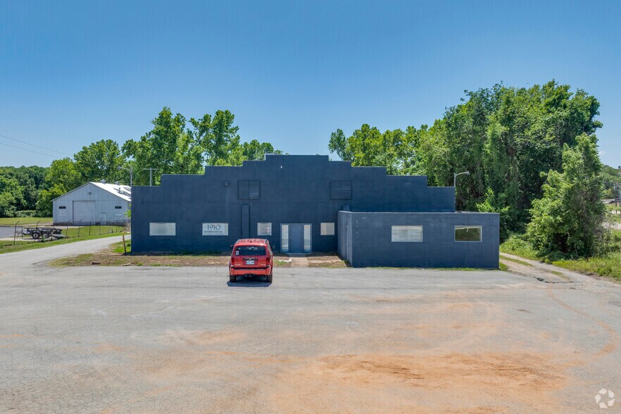 More Photos Of 920 W Skelly Dr, Tulsa Manufacturing For Lease