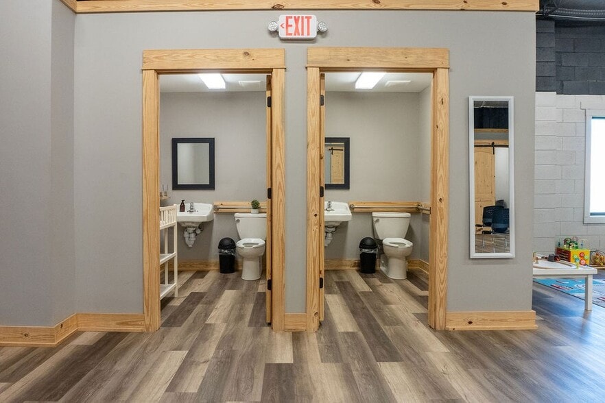 More Photos Of 214 S Church St, Dublin Flex For Sale