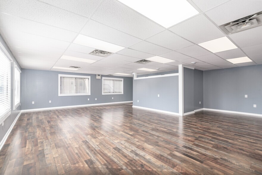 More Photos Of 238 Moon Clinton Rd, Coraopolis General Retail For Lease