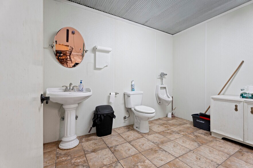 More Photos Of 57530 E Highway 59, Fairland Manufacturing For Sale