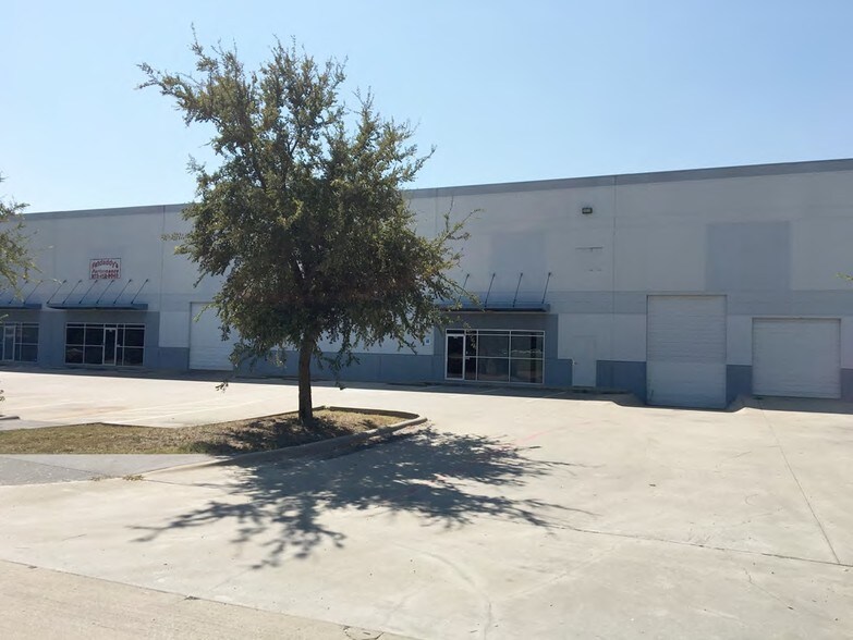 More Photos Of 2704 Lawing Ln, Rowlett Distribution For Lease