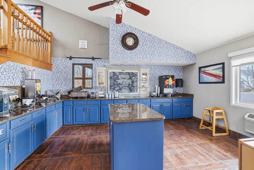 More Photos Of 4675 White Bear Pky, White Bear Lake Hotel For Sale