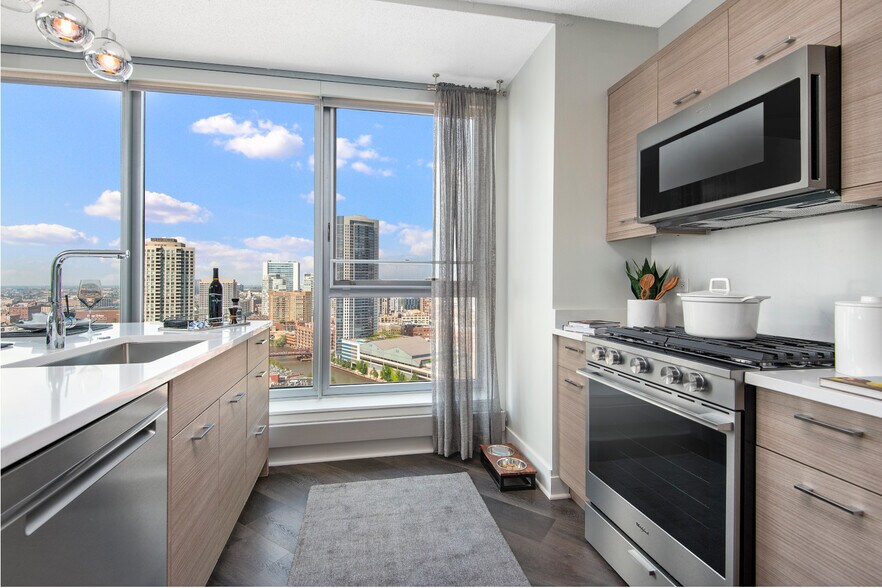 More Photos Of 300 N Canal St, Chicago Apartments For Sale