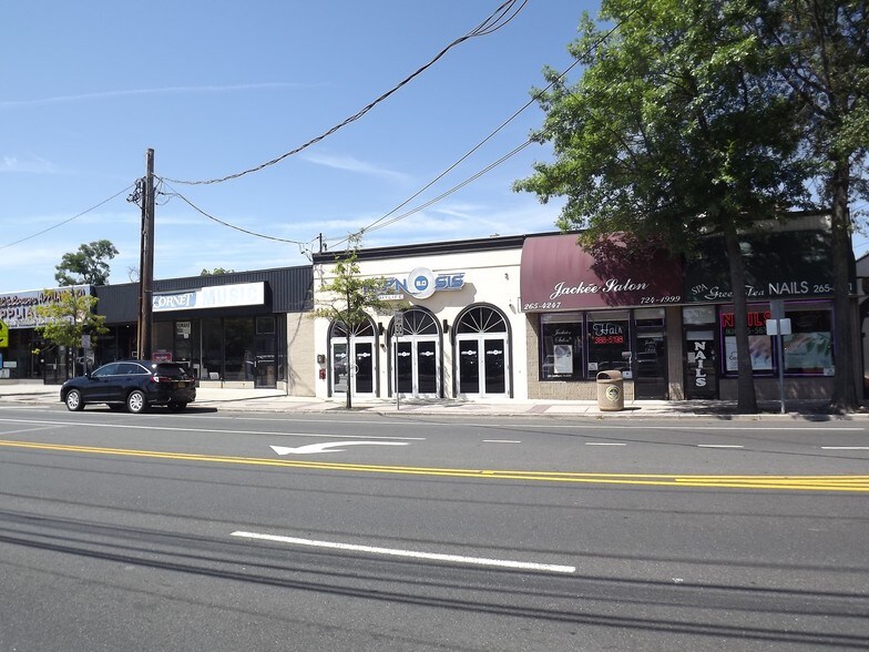 More Photos Of 43 E Main St, Smithtown Bar For Lease