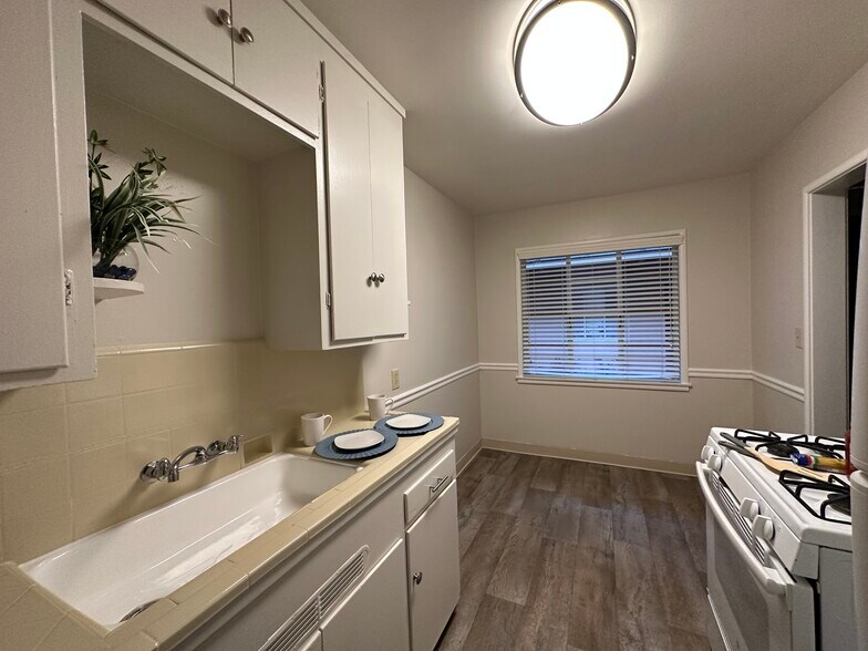 More Photos Of 2323-2325 H St, Sacramento Apartments For Sale