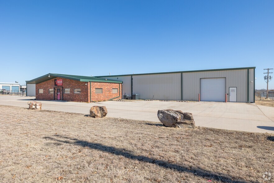 Primary Photo Of 602 S Main St, Newcastle Warehouse For Lease