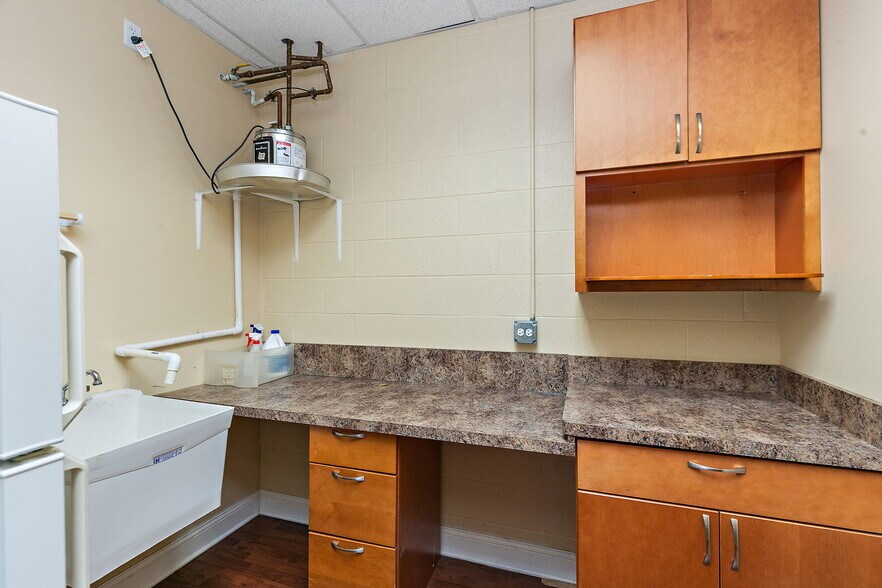 More Photos Of 129 Commercial Dr, Yorkville General Retail For Lease