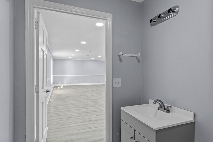 More Photos Of 208 Penny Ln, Morehead City Medical For Sale