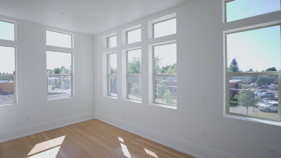 More Photos Of 550 N 1st St, Woodburn Office For Sale