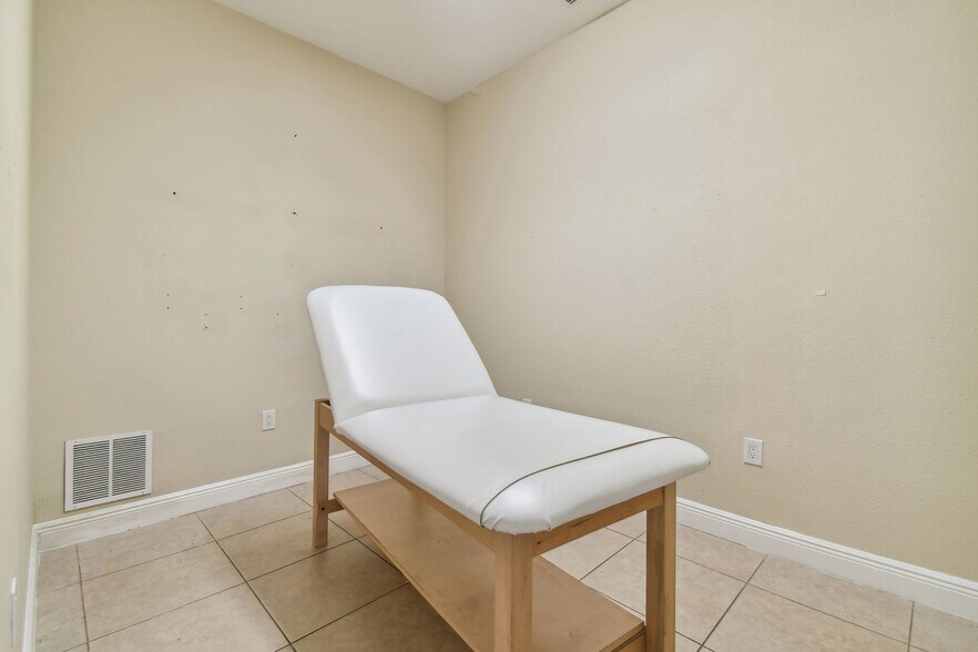 More Photos Of 9416-9418 Balm Riverview Rd, Riverview Medical For Sale