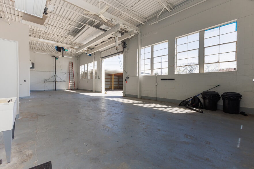 More Photos Of 5513 N Oxford St, Indianapolis Showroom For Lease