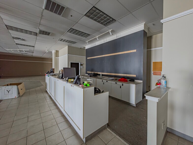 More Photos Of 640 E Washington Ave, Ashburn Freestanding For Sale