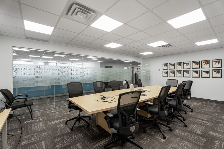 More Photos Of 4505 Boul Métropolitain E, Montréal Office For Sale