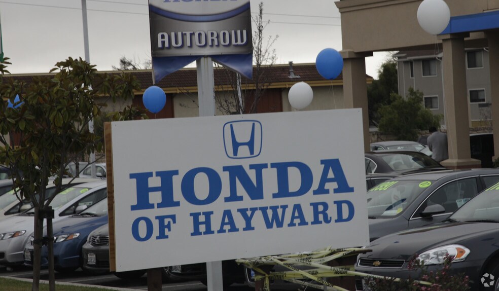 More Photos Of 24919 Mission Blvd, Hayward Auto Dealership For Lease