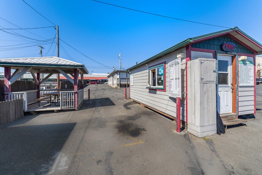More Photos Of 29 W 1st St, Coquille Restaurant For Sale