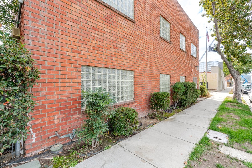 More Photos Of 700-710 W Wilson Ave, Glendale Warehouse For Sale