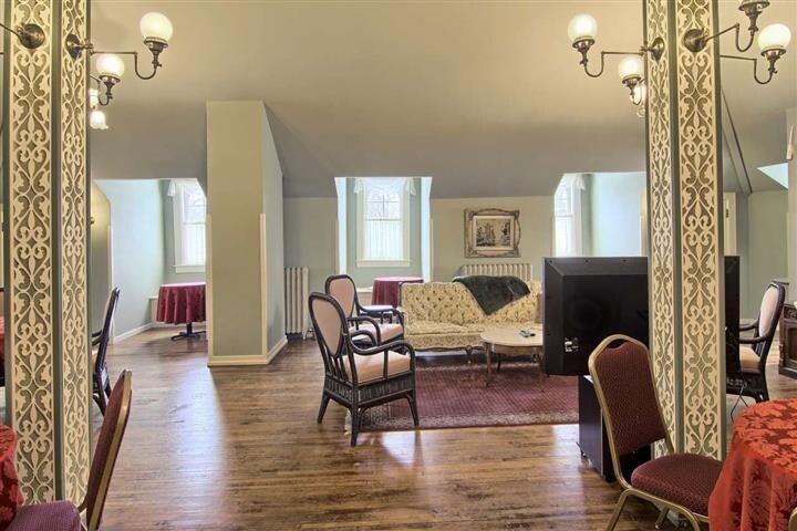 More Photos Of 230 Wellington St, Traverse City Hospitality For Sale