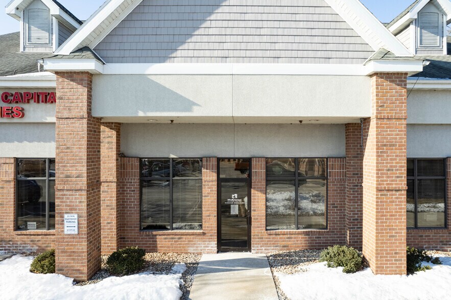 More Photos Of 700-708 River Plz, Monona Office For Lease