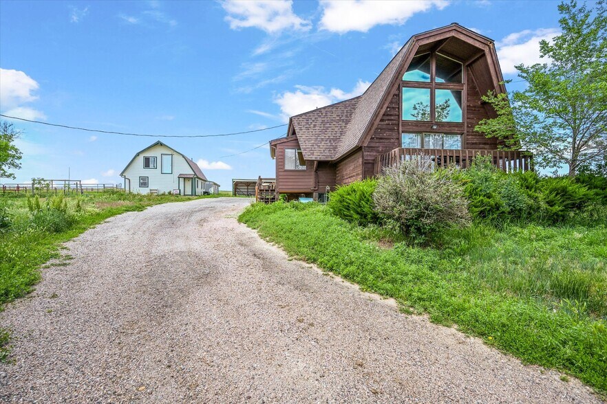 More Photos Of 1335 S Kio St, Watkins Veterinarian Kennel For Sale