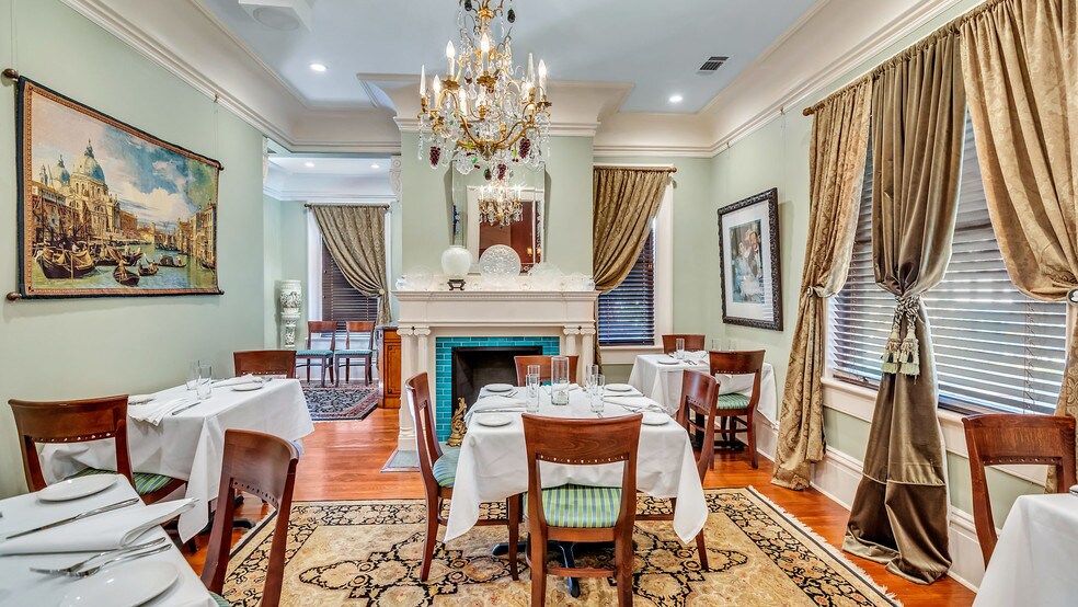 More Photos Of 119 E 37th St, Savannah Restaurant For Sale