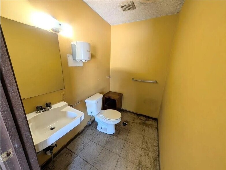 More Photos Of 501 Main, Gas Specialty For Sale