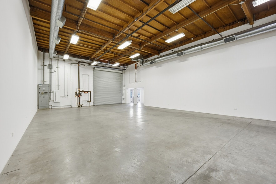 More Photos Of 805 Traction Ave, Los Angeles Showroom For Lease