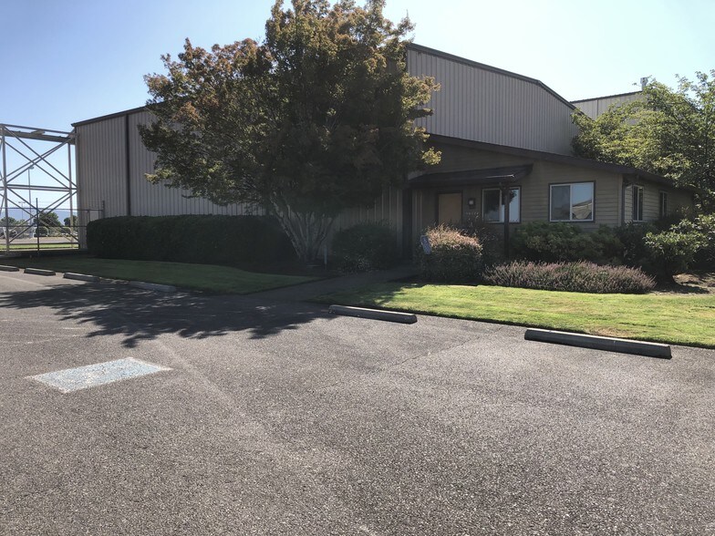 Primary Photo Of 90444 Boeing Dr, Eugene Airplane Hangar For Sale