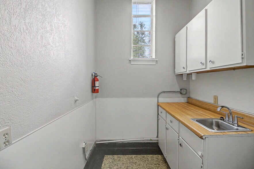 More Photos Of 903 S Texas Ave, College Station Office For Lease