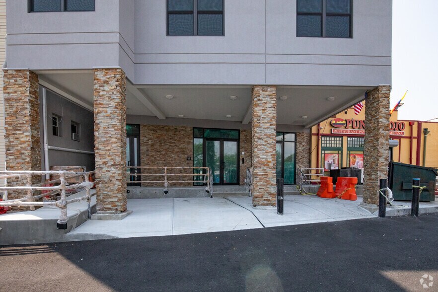 More Photos Of 87-89 S Main St, Freeport Apartments For Lease