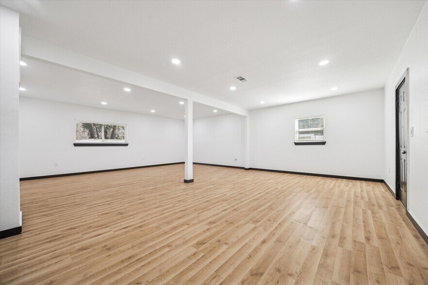 More Photos Of 5235 E 5th St, Katy Flex For Sale