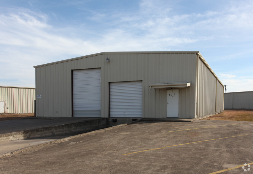 Primary Photo Of 305 Industrial Dr, Forney Warehouse For Lease