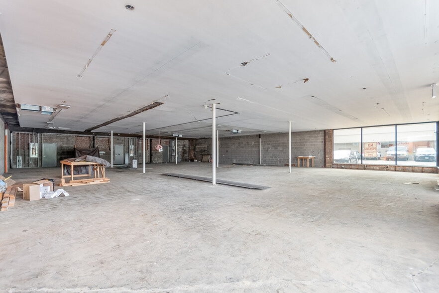 More Photos Of 3921-3925 W Touhy Ave, Lincolnwood Freestanding For Lease