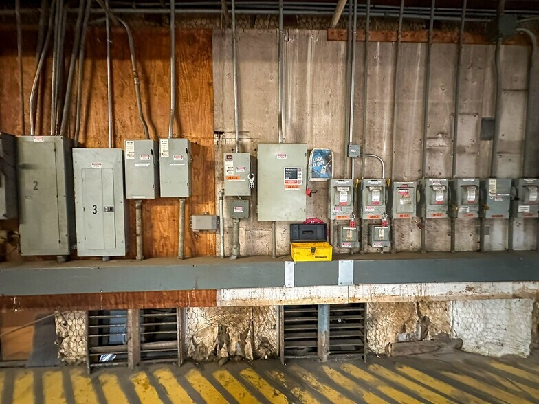 More Photos Of 101 Anvil St, Jacksonville Warehouse For Sale