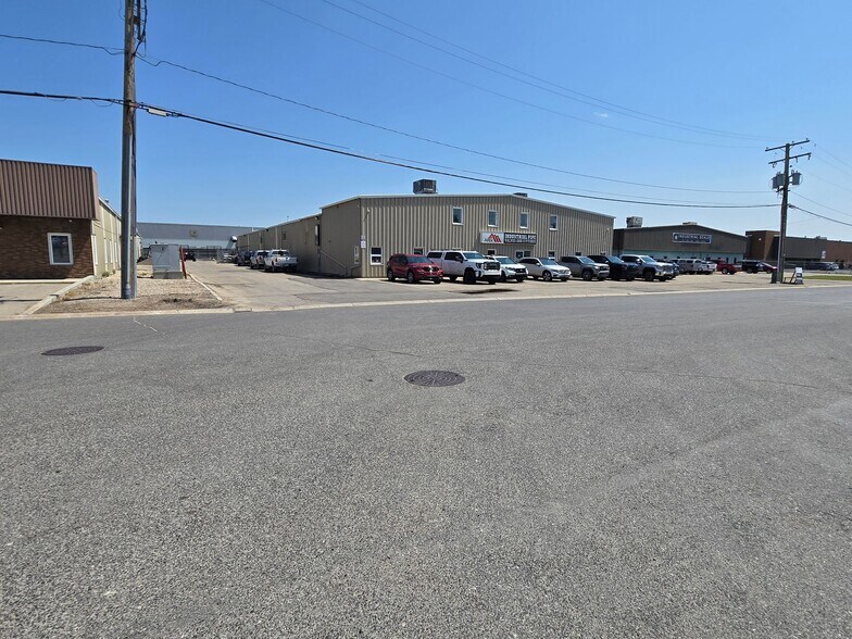 More Photos Of 435 Maxwell Cres, Regina Light Distribution For Sale