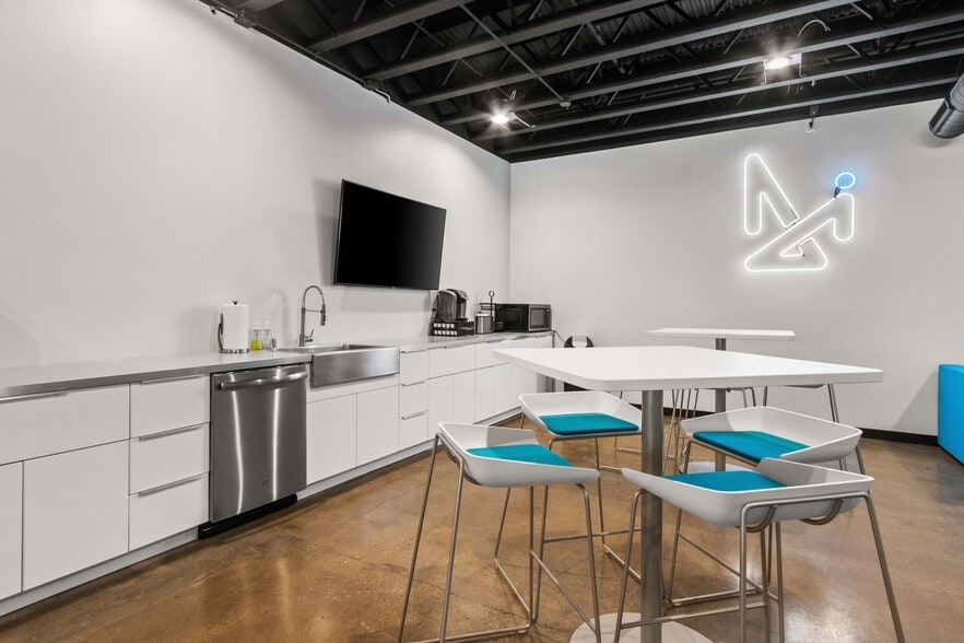 More Photos Of 423 W College Ave, Appleton General Retail For Sale