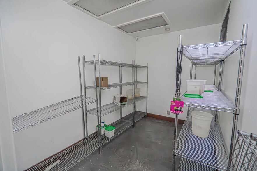 More Photos Of 1901 S Alameda St, Los Angeles General Retail For Sale