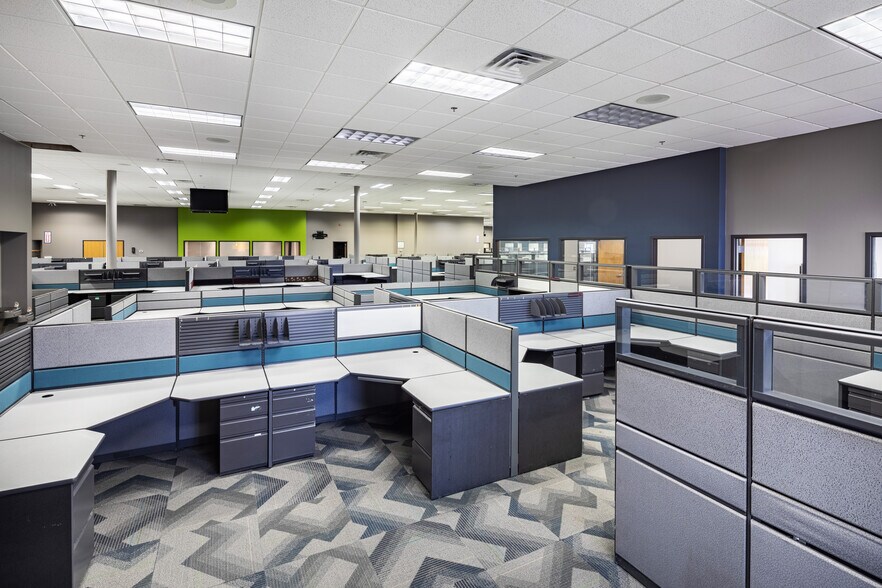 More Photos Of 921-929 Marthas Way, Hiawatha Light Distribution For Sale