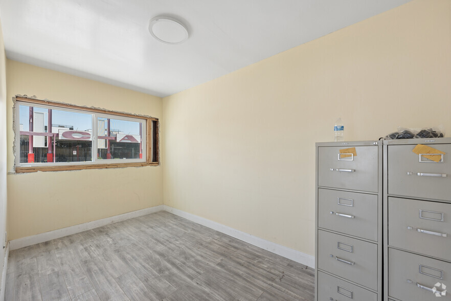 More Photos Of 10520 Magnolia Blvd, North Hollywood Office For Sale