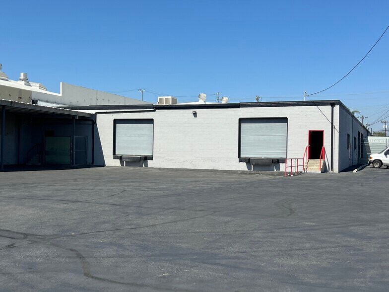 More Photos Of 13222-13226 Saticoy St, North Hollywood Warehouse For Lease