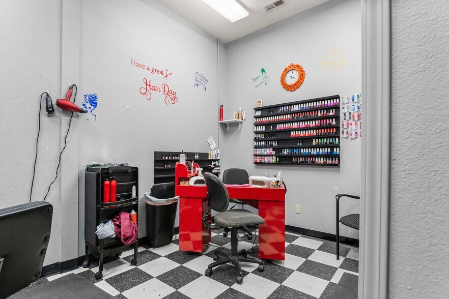 More Photos Of 208 N Main St, Nixa Freestanding For Sale