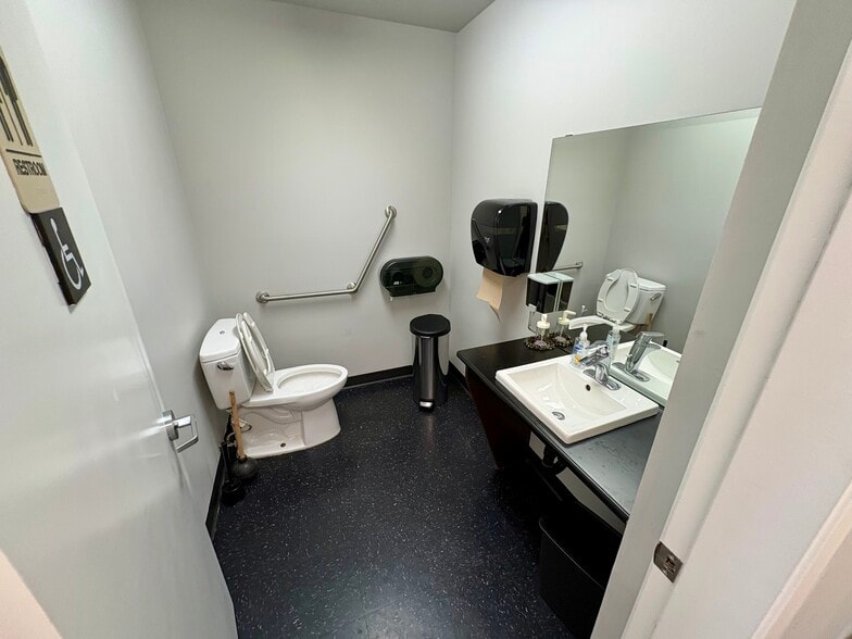 More Photos Of 204-218 Blue Mountain St, Coquitlam Office For Lease