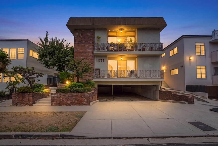 Primary Photo Of 11733 Mayfield Ave, Los Angeles Apartments For Sale