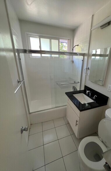 More Photos Of 2700 Abbot Kinney Blvd, Venice Apartments For Sale