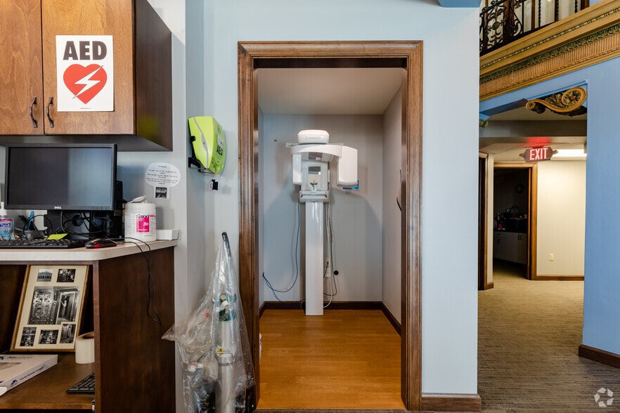 More Photos Of 115 7th St, Rockford Medical For Sale