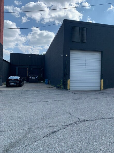 More Photos Of 821 Melbourne St, Cincinnati Warehouse For Lease