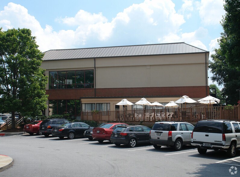 More Photos Of 4920 B NE Roswell Rd, Atlanta Storefront For Lease